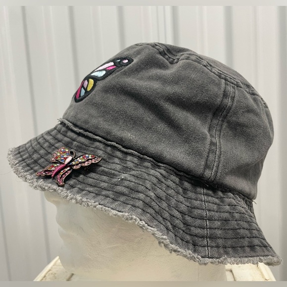 David and Young embroidered butterfly bucket hat with & vintage rhinestone pin - Picture 6 of 15